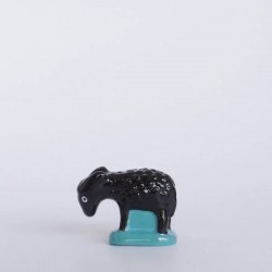 Mouton noir tête basse,...