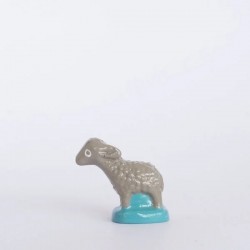 Mouton gris tête levée,...