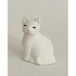Chat blanc assis, santon...