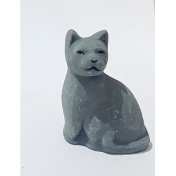 Chat gris assis, santon...