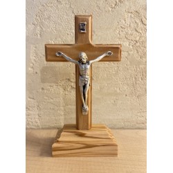 Croix en olivier sur socle...