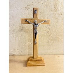 Croix en olivier sur socle...