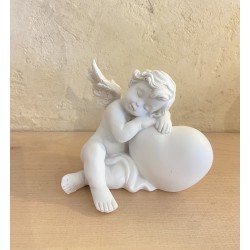 Angelot assis appuyé à...