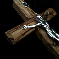 Crucifix en olivier avec Christ en métal argenté