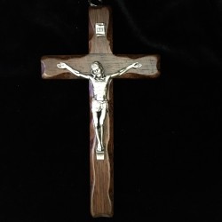 Crucifix en bois foncé avec Christ en métal argenté