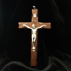 Crucifix en bois foncé avec Christ en métal argenté