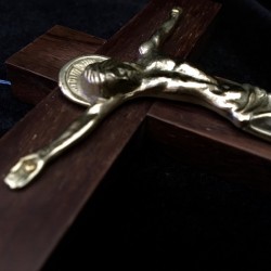 Crucifix en palissandre avec Christ en bronze doré