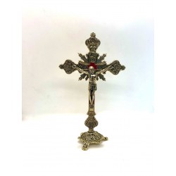 Crucifix en métal sur socle...